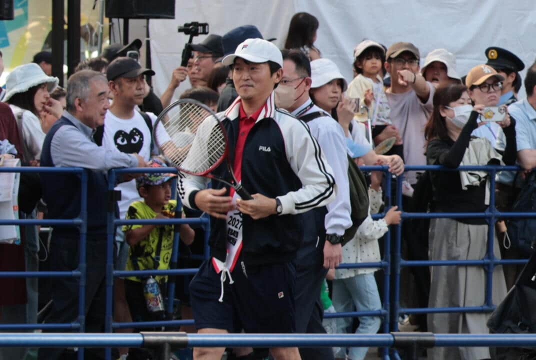 スタート地点でジャージを羽織る斎藤元彦知事（5月17日、神戸市中央区）