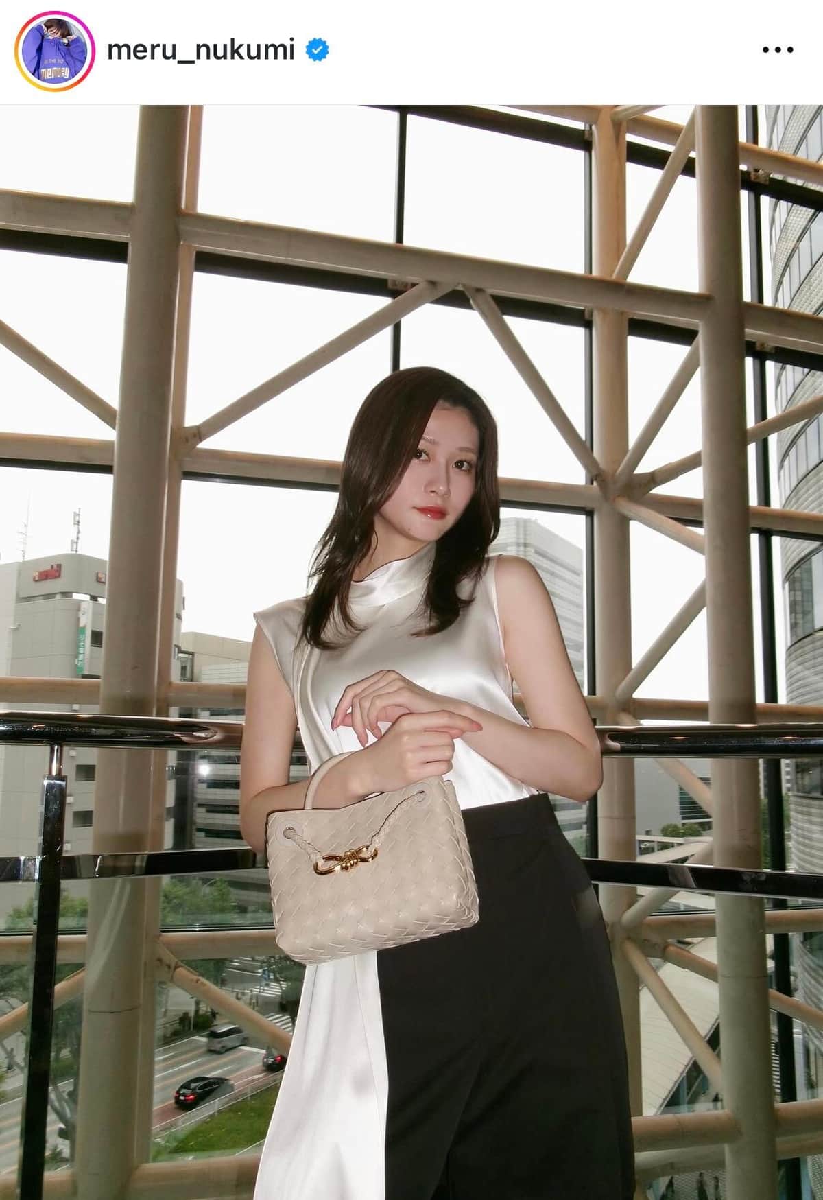 生見愛瑠、グレーニットの「めるのふく」シンプルなコーデもかわいい　「センス良すぎ」「スタイル良すぎ」悶絶
