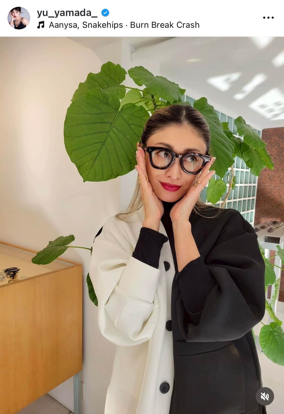 山田優、脚ながっ...肩出し黒トップス×ワイドデニムで神スタイル炸裂　爆イケなサングラスあわせかっこよすぎ