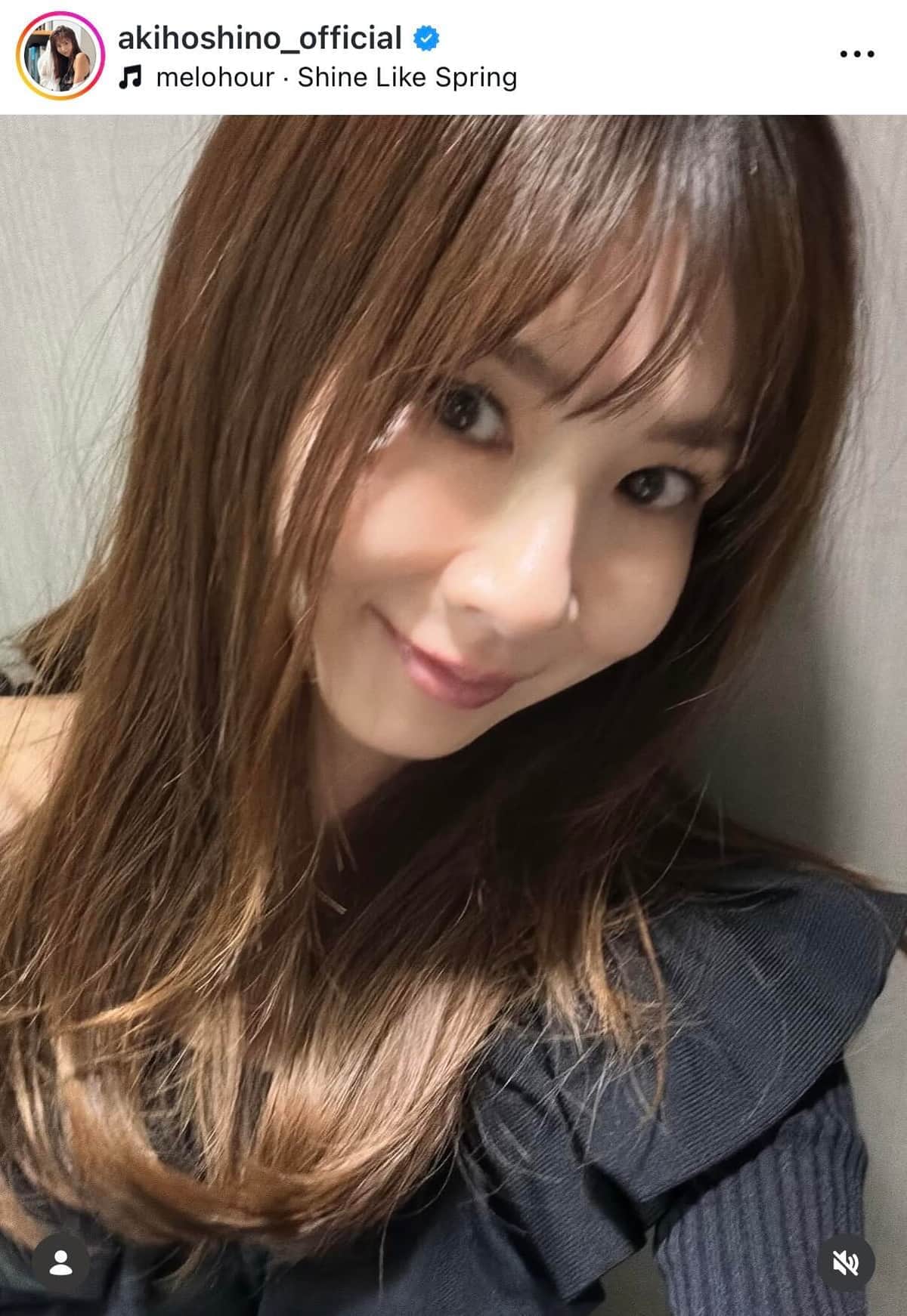 ほしのあき、黒ノースリワンピ＆巻き髪でパーティへ...キス顔にもメロメロ　「大人可愛い」「年々お綺麗に」