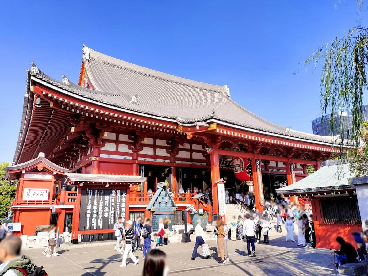コスプレ外国人らが「模造刀」チャンバラ、「危険」と批判続出　境内使われた浅草寺の対応は