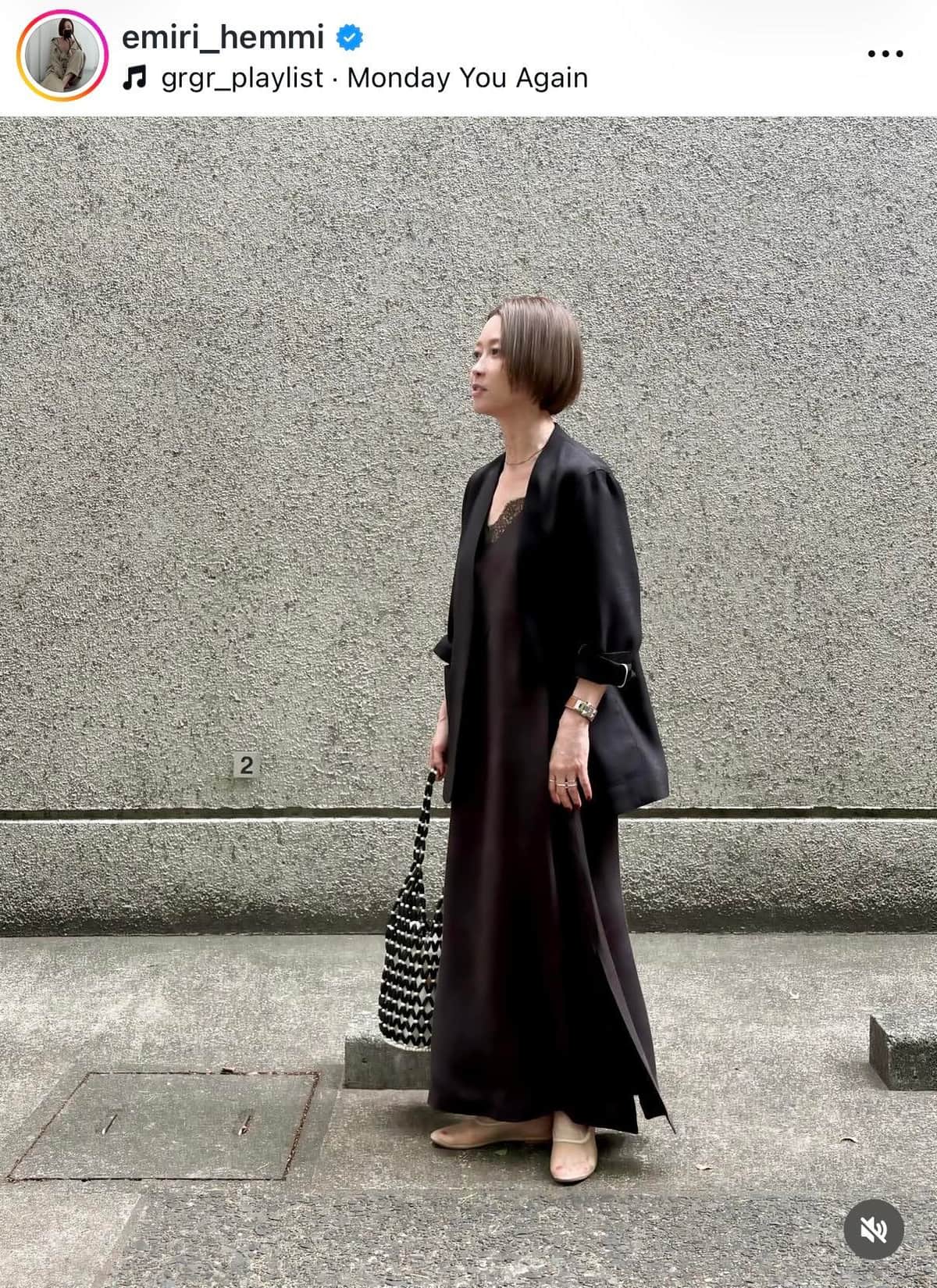 辺見えみり、黒ミニスカウェアにハイソックスあわせ...ゴルフ場に女神降臨　「ウェア可愛いです」「素敵です」