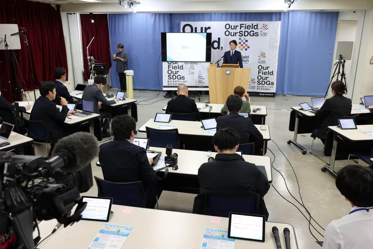 定例記者会見の斎藤元彦知事と、集まった報道陣（2025年12月10日撮影）