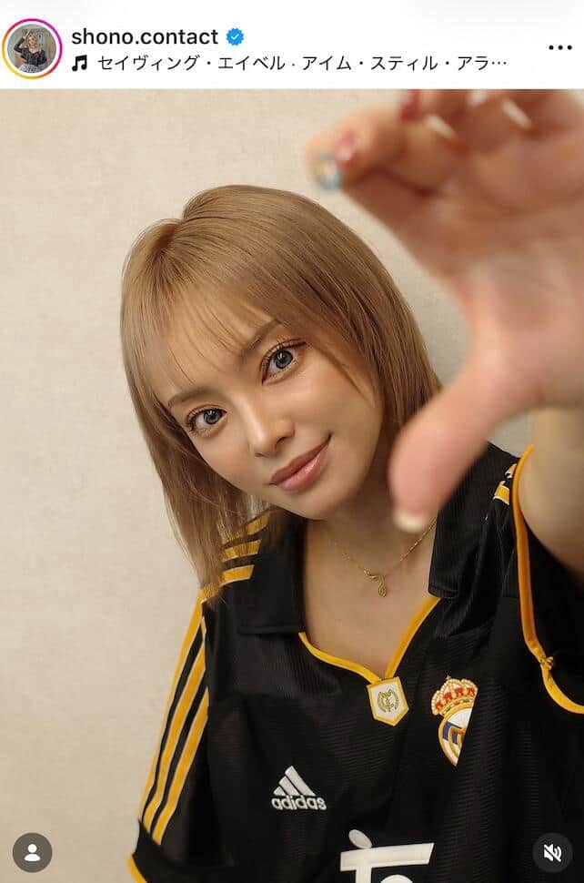 4年前「美人すぎるサポーター」で話題のSHONO、W杯会場でヘソ出しコーデ...神スタイル炸裂　「かわいい」