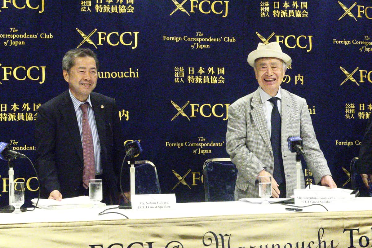 会見後に帽子をかぶって笑顔の角川歴彦氏（右）。左側は代理人の郷原信郎弁護士