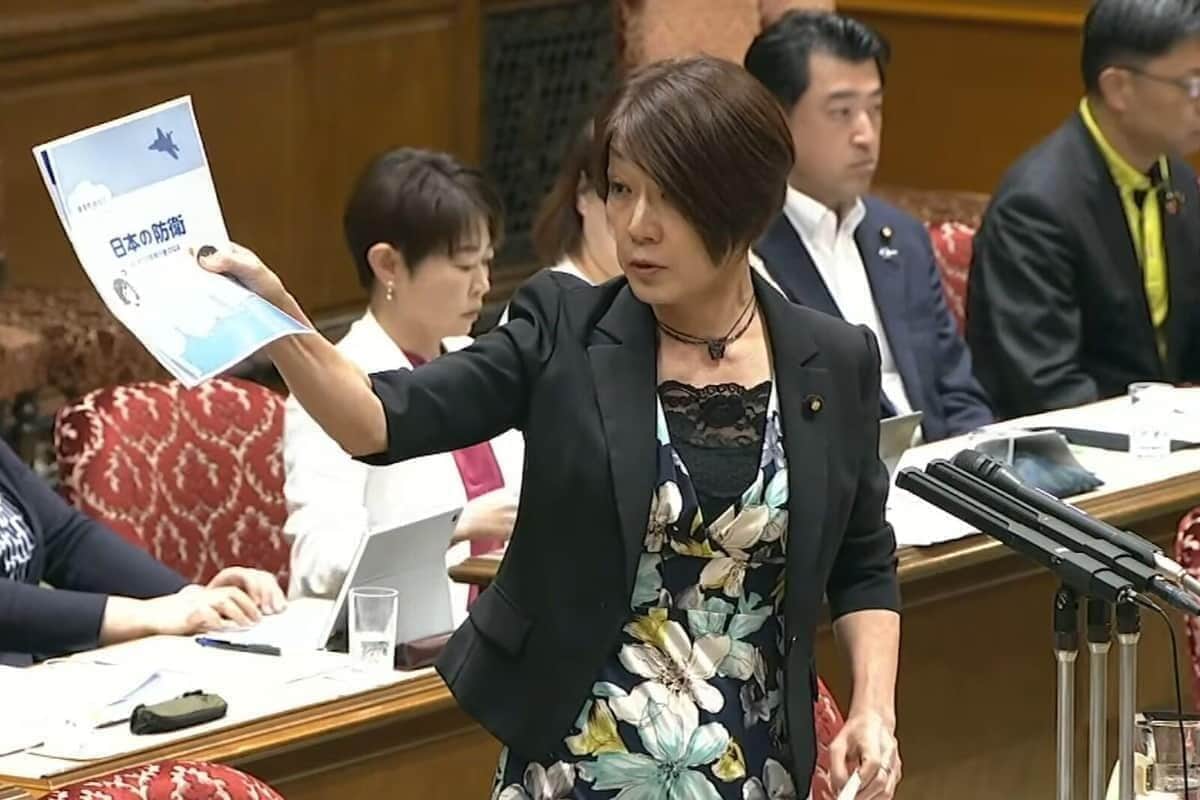 防衛省の教材「まるわかり！日本の防衛」を手に追及する立憲民主党の古賀千景参院議員（写真は参院インターネット中継から）
