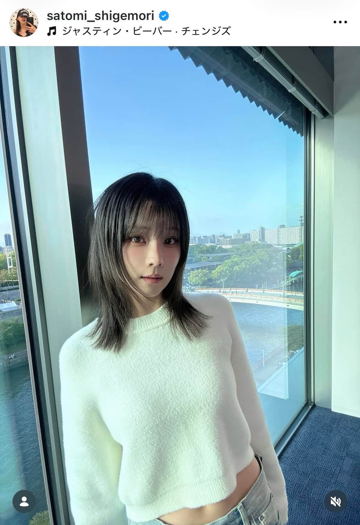 重盛さと美、ヘソ出しコーデで神スタイル炸裂...黒髪×メガネ姿にドキっ　「永遠に若い」「ずっと可愛い」