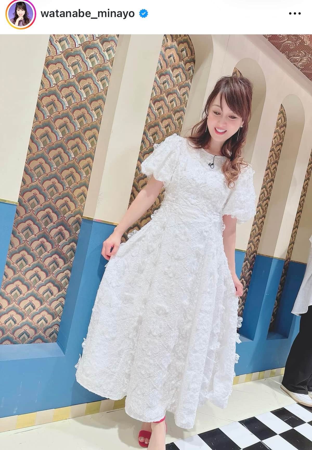 渡辺美奈代、肩出し水色ロングドレス姿で女神降臨ショット　変わらぬ美しさにため息...「めちゃくちゃ綺麗」