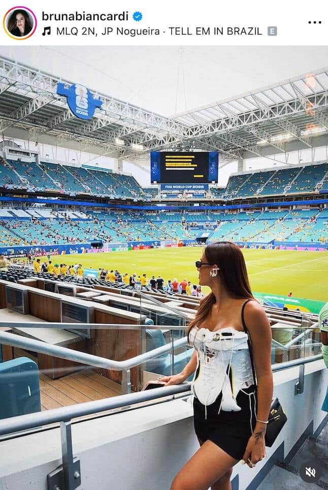 サッカー・ネイマールの美女モデル恋人、黒ショーパン×肩出しトップスで...W杯観戦中　すらり神スタイル炸裂