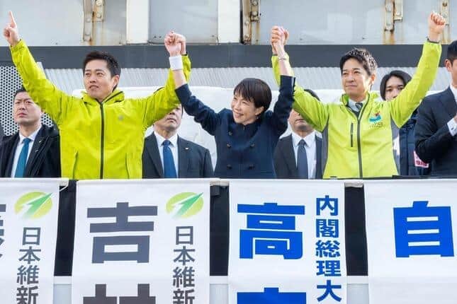 左から吉村洋文代表、高市早苗首相、藤田文武共同代表　高市早苗首相のX（@takaichi_sanae）より
