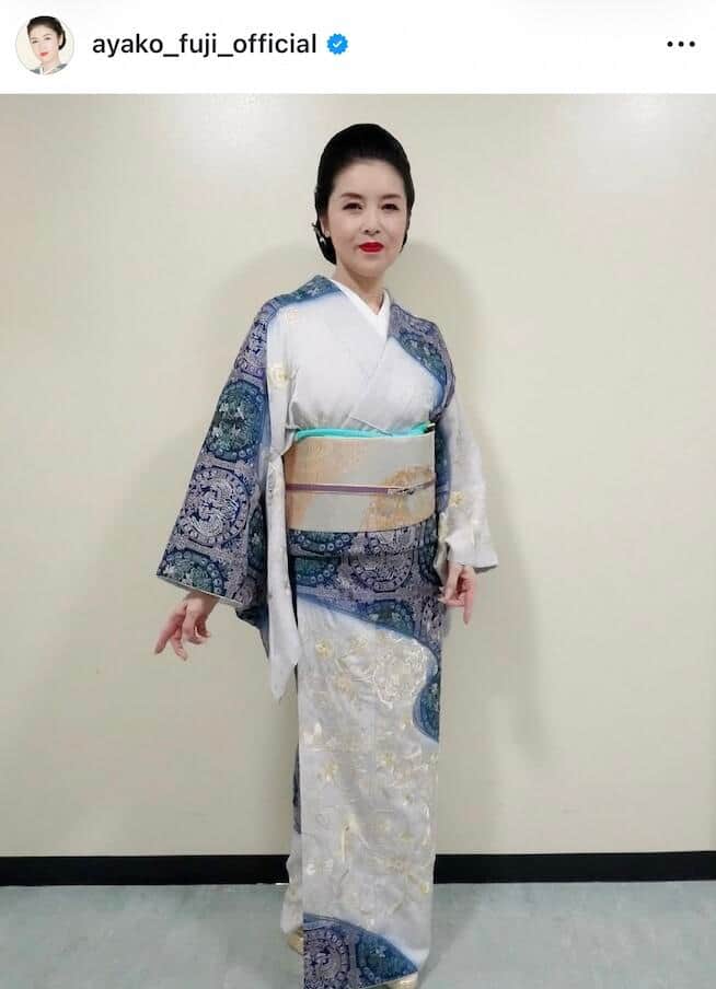 藤あや子、ベージュのドレスで色気ダダ漏れ　変わらぬ美しさにため息...「綺麗過ぎ」「お若い、そして美しい」