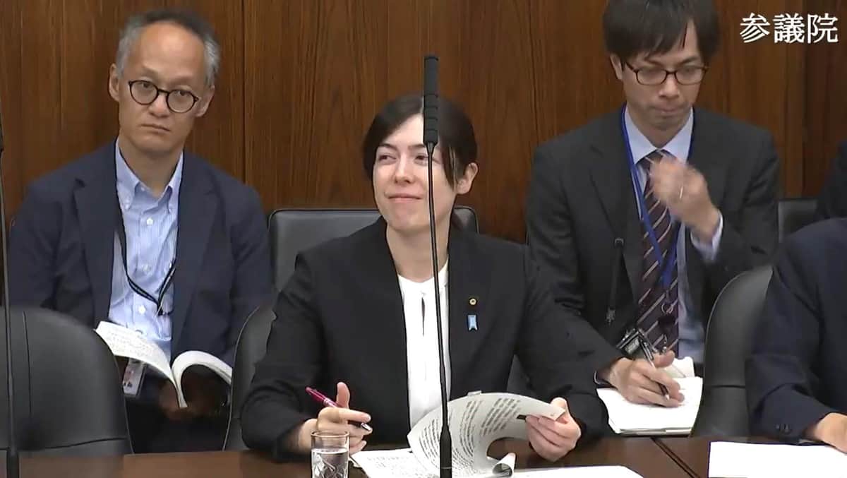 質問を熱心に聞く小野田紀美経済安保担当相（写真は参院インターネット中継から）

