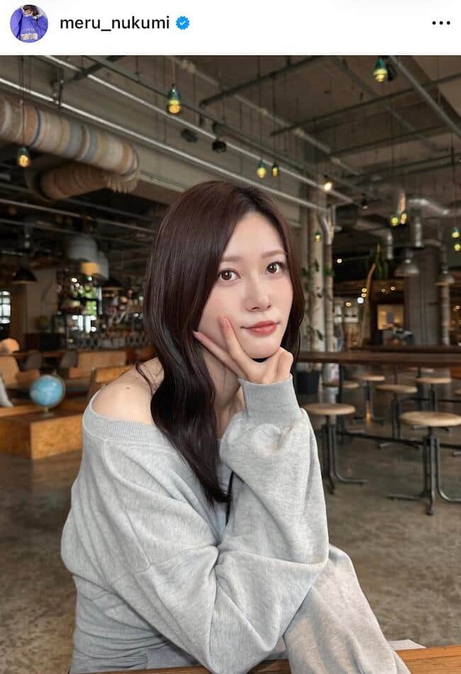 生見愛瑠、肩出しワンショルのコーデ＆まとめ髪にして「激カワ」ドキっ　「かわいすぎます！」「かわい～い！」