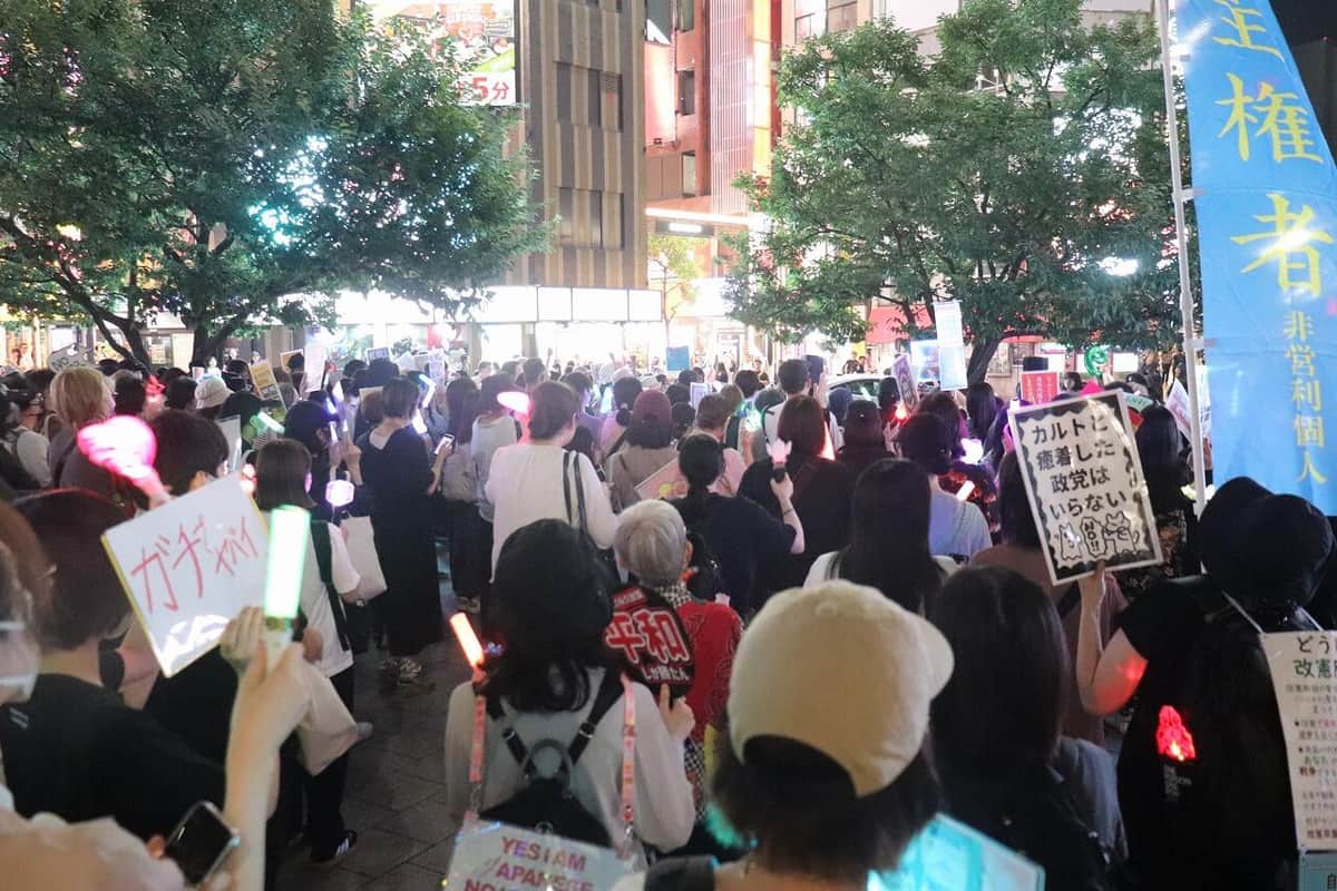 新宿駅東南口でのデモの様子