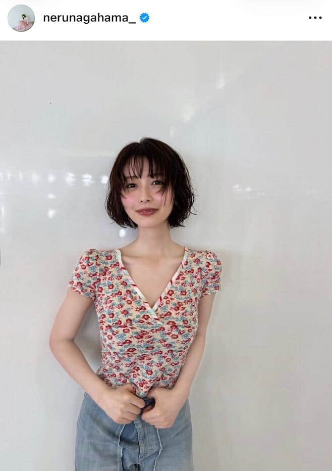 長濱ねる、肩出しノースリニットワンピで...美しい横顔にドキっ　膝をかかえてポージング
