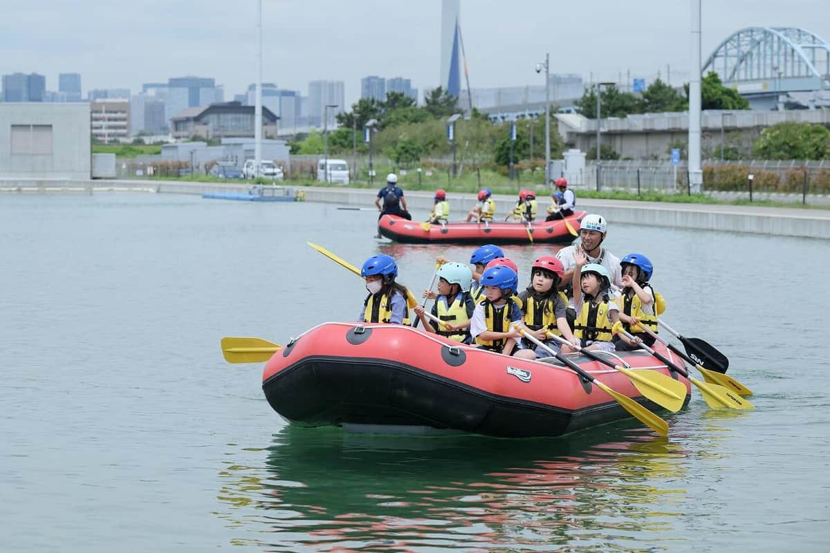 江戸川区立上小岩第二小学校の児童たちが遊覧ラフティングを体験（カヌー・スラロームセンターで）