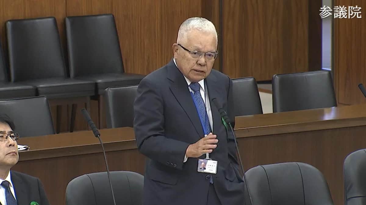 ポケットに手を入れながら答弁するNHK経営委員会の古賀信行委員長（写真は参院インターネット中継から）