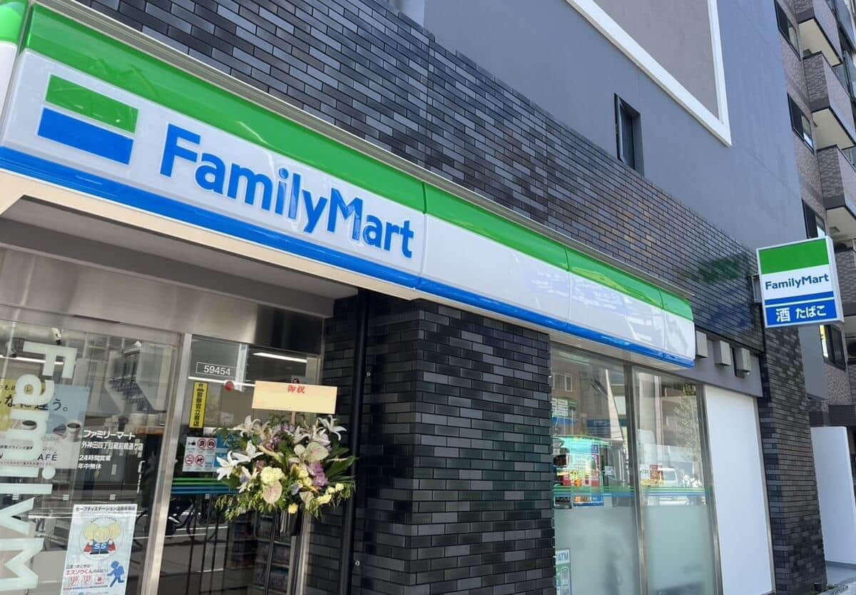 ファミリーマート外神田四丁目蔵前橋通り店のファサード看板。店名は記載されていない。