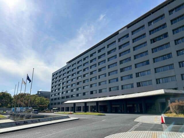 福岡県庁の敷地内に福岡県議会棟がある