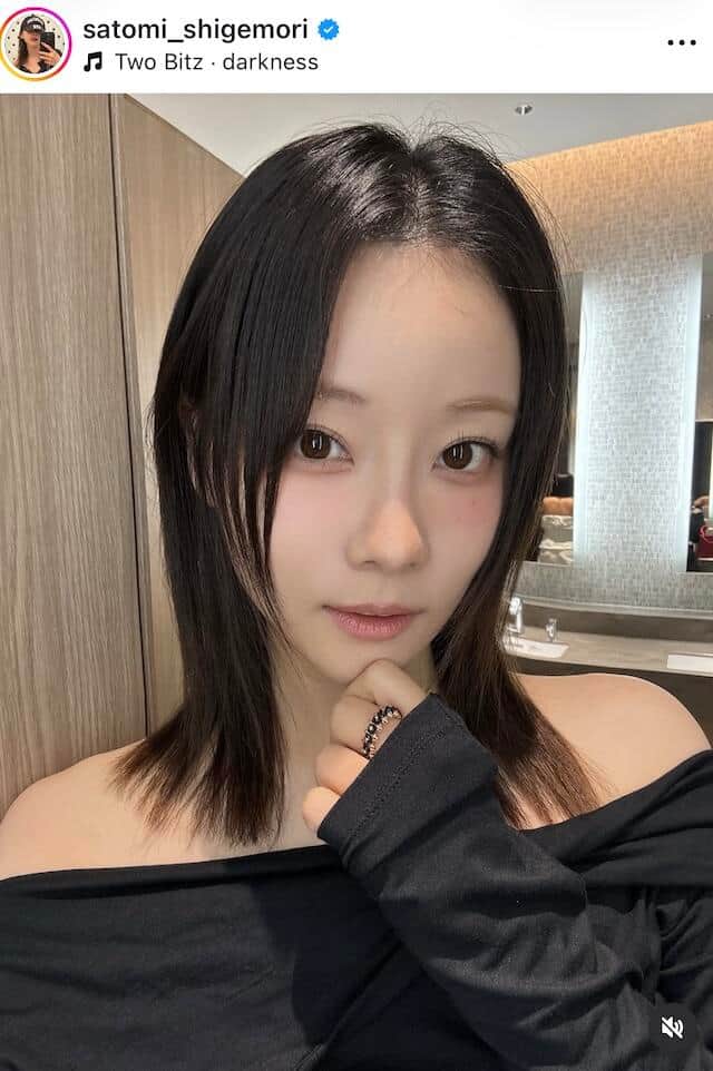 重盛さと美、ヘソ出し白キャミのコーデ＆メガネ姿にドキっ　「最高に可愛い」「メロすぎ」「どんどん若返りますね」