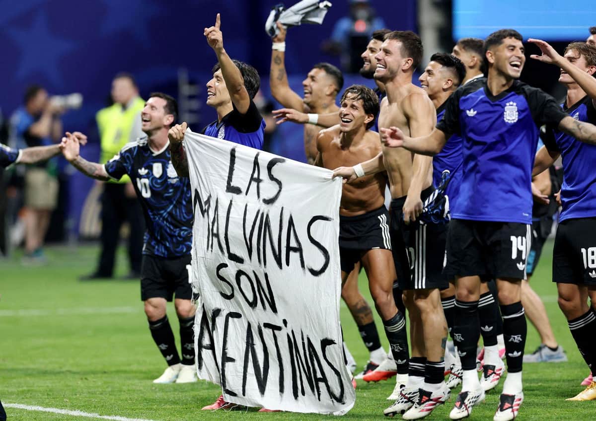 W杯アルゼンチン選手が政治的な横断幕→決勝出られない？　五輪サッカーでも韓国選手が領土主張を掲げたが