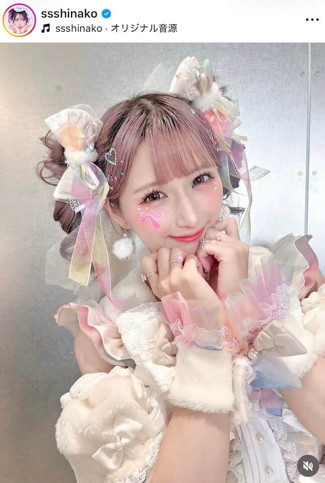 「原宿系YouTuber」しなこ、ドット柄ミニ丈ワンピで神スタイル炸裂　「スタイルめっちゃ良い」「おしゃれ」