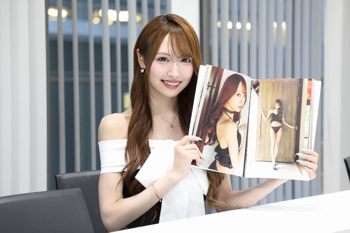 お気に入りカットを披露する野村実代さん。「好きなポイントは腹筋」だそうだ
