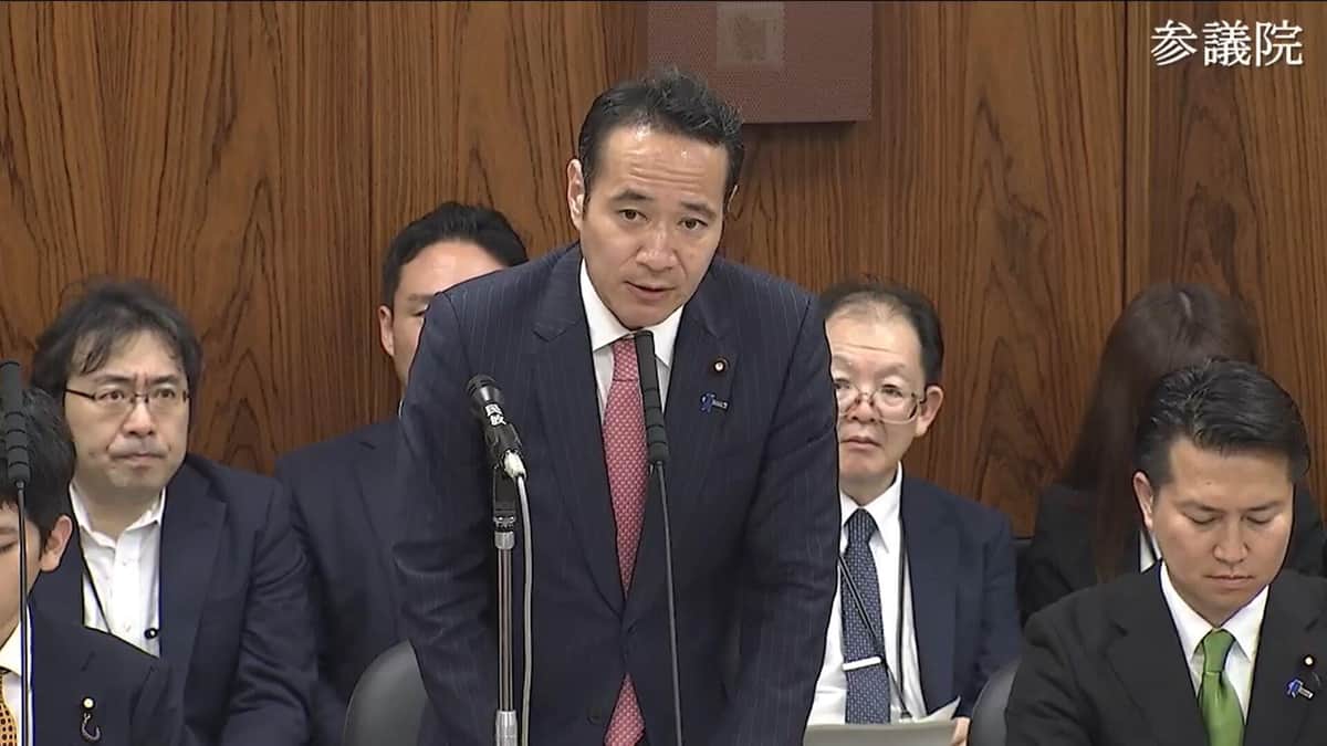 答弁する提案者の簗和生衆院議員（自民）（参院インターネット中継から）
