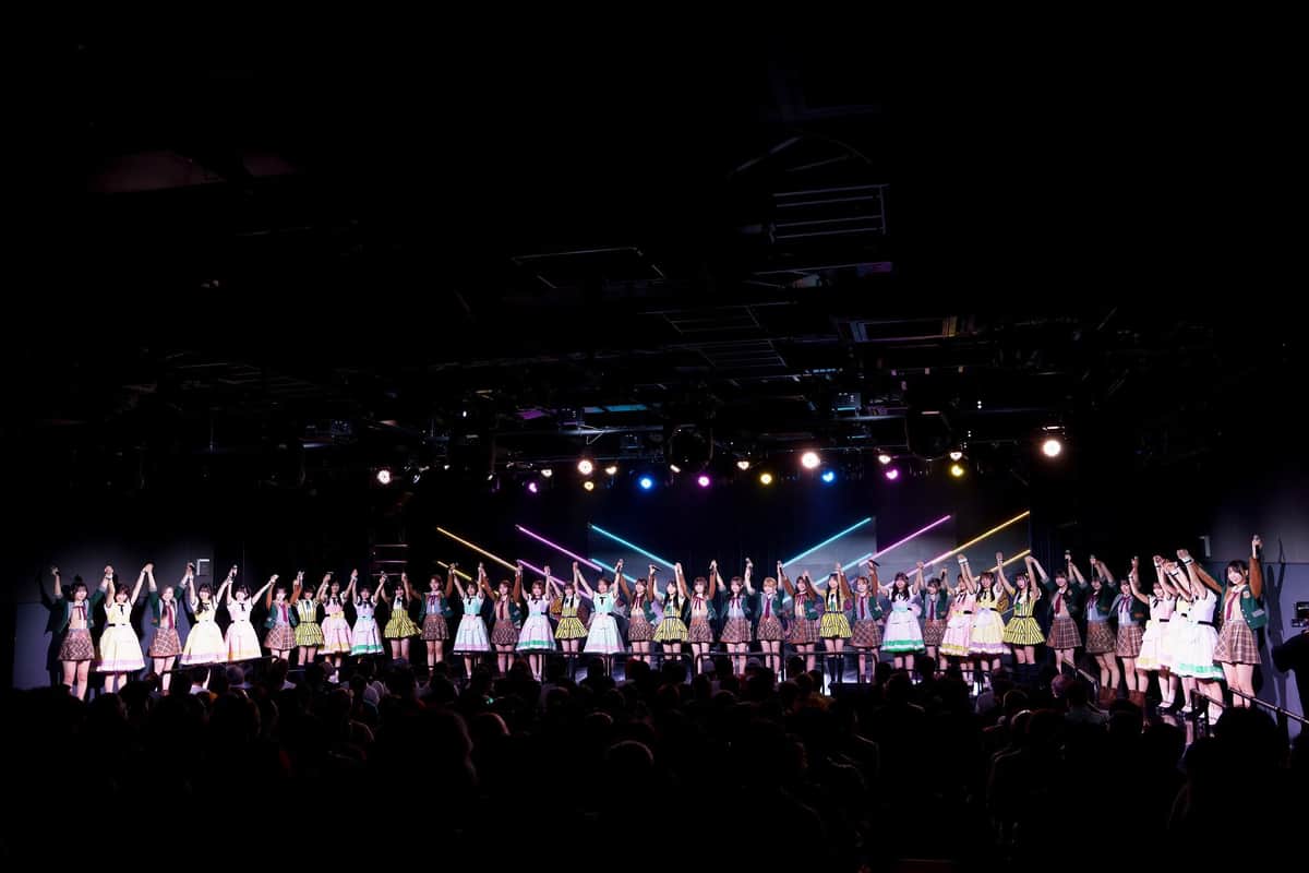 現HKT48劇場での最終公演では、現在活動中の全メンバーが登壇した（c）Mercury
