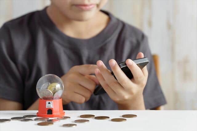 コインや宝石を実際の課金と思わず、何度もタップ…（写真はイメージ）