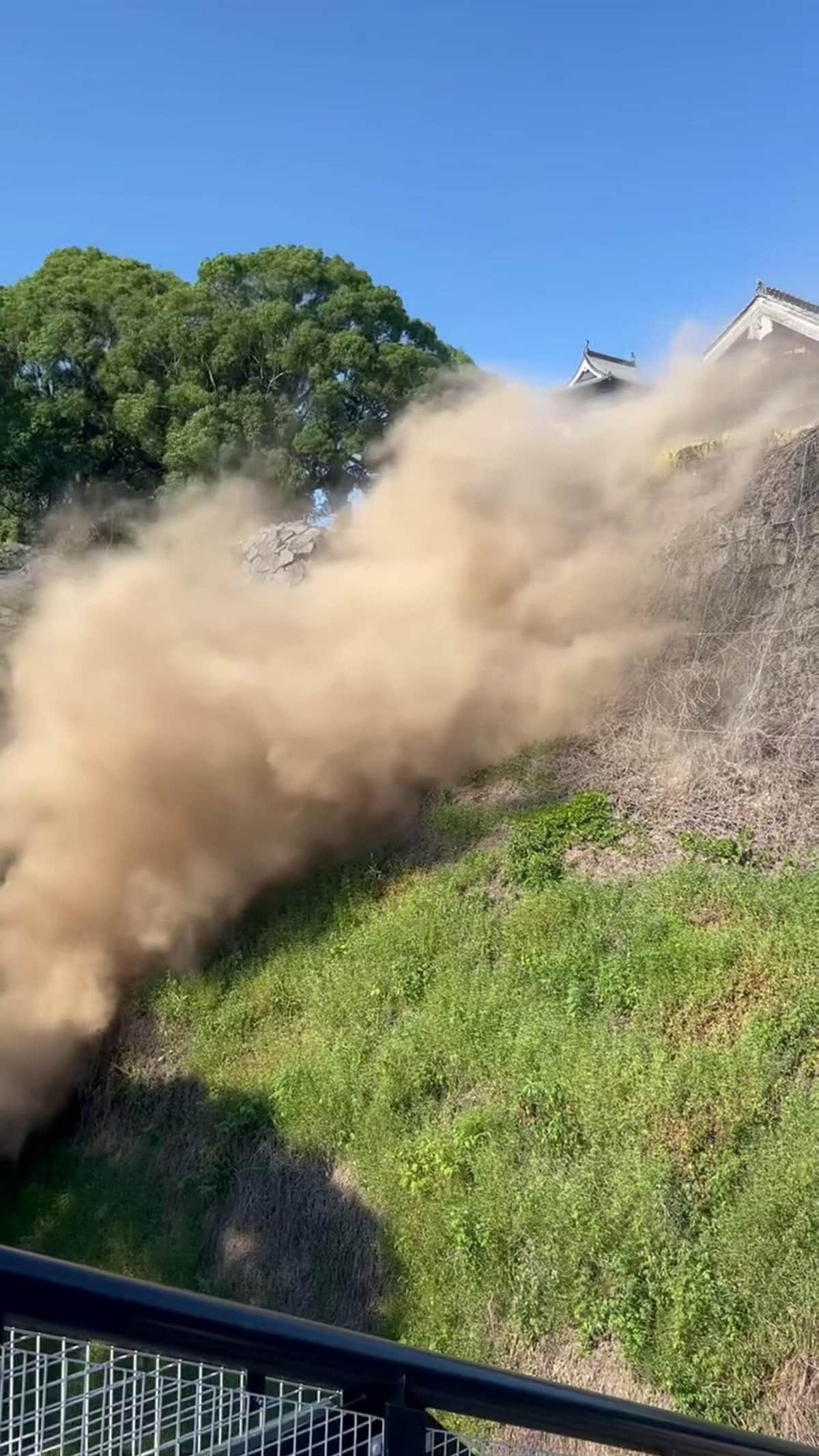 今回の地震でも熊本城の石垣が崩れる被害が出た（提供：SWNS/アフロ）