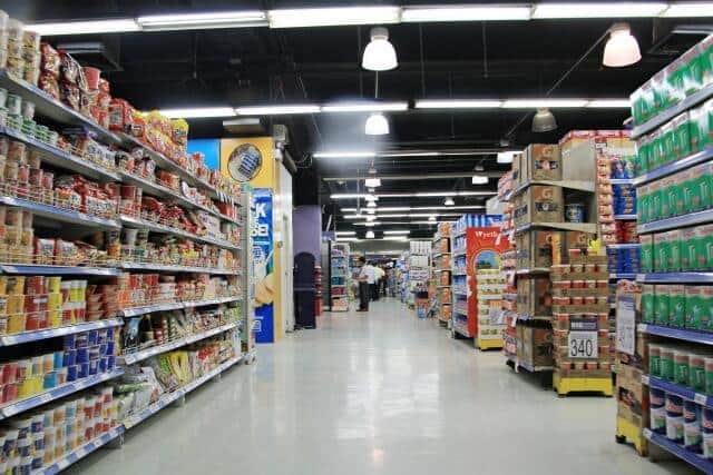 棚の高いところまで商品が積まれている