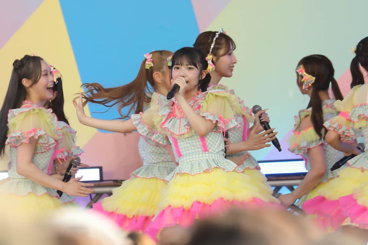 「半袖天使」。センターは江口心々華さん