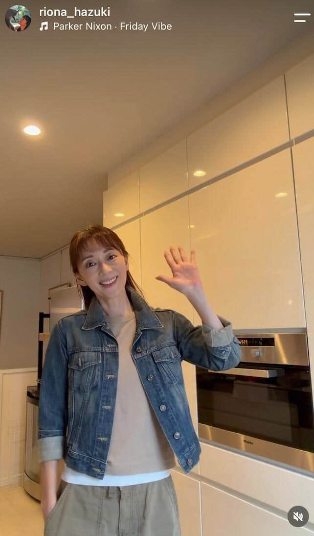 葉月里緒奈、シンプル白タンクトップ姿も色気ダダ漏れ　愛猫だっこしてステキ限界突破...「すごく可愛い～」