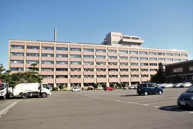 オンライン記者会見にバスローブ姿でたばこ吸う秋田県職員...松井一郎氏「大人としての感覚がずれている」