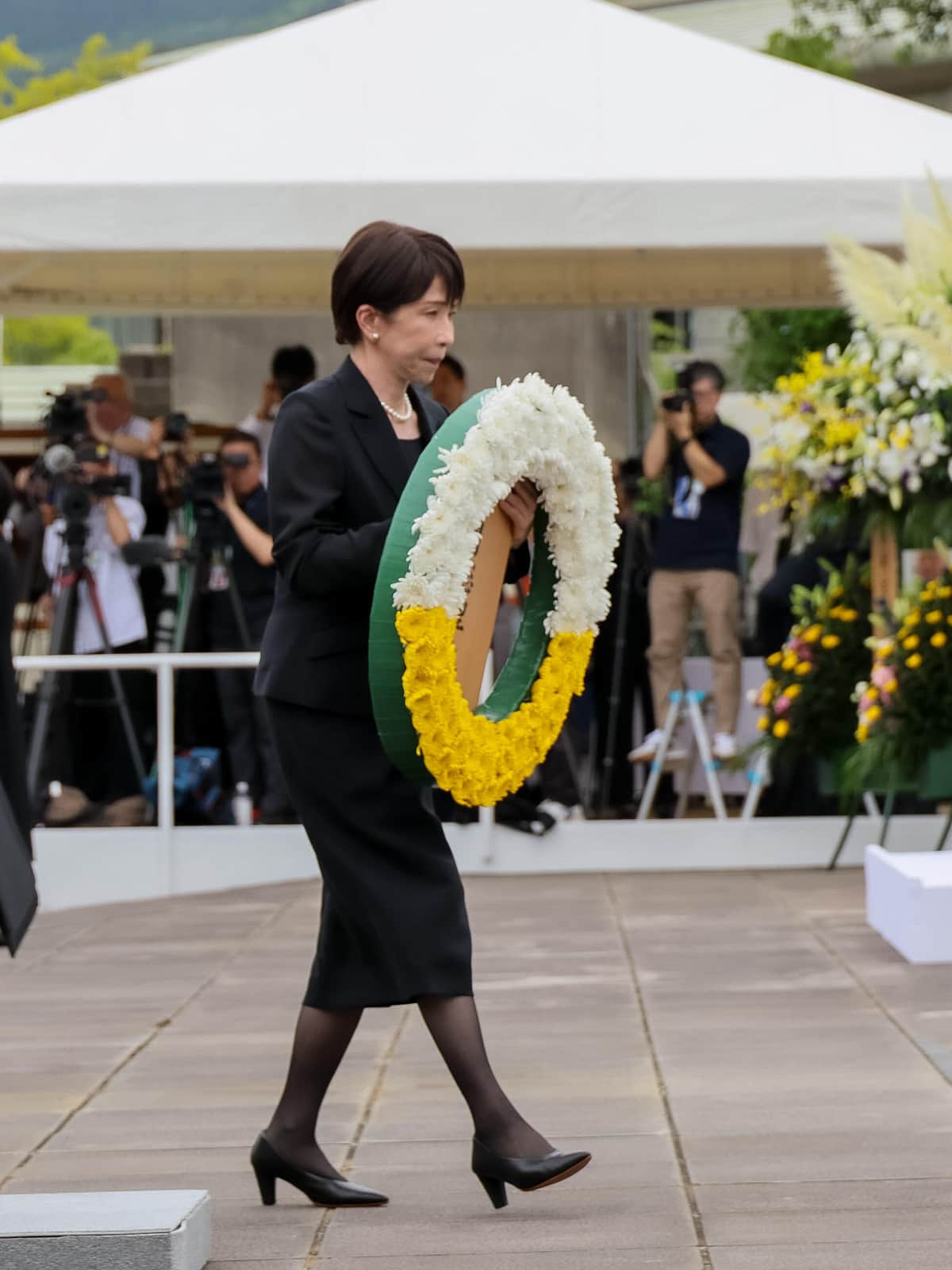 長崎市の式典で献花する高市早苗首相（首相官邸ウェブサイトから）
