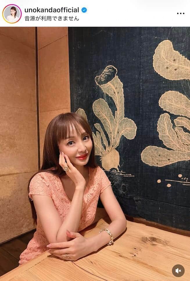 神田うの、カラフル花柄ワンピで色気ダダ漏れ...すらり神スタイルの美貌　愛娘との仲良し2ショットもパシャリ