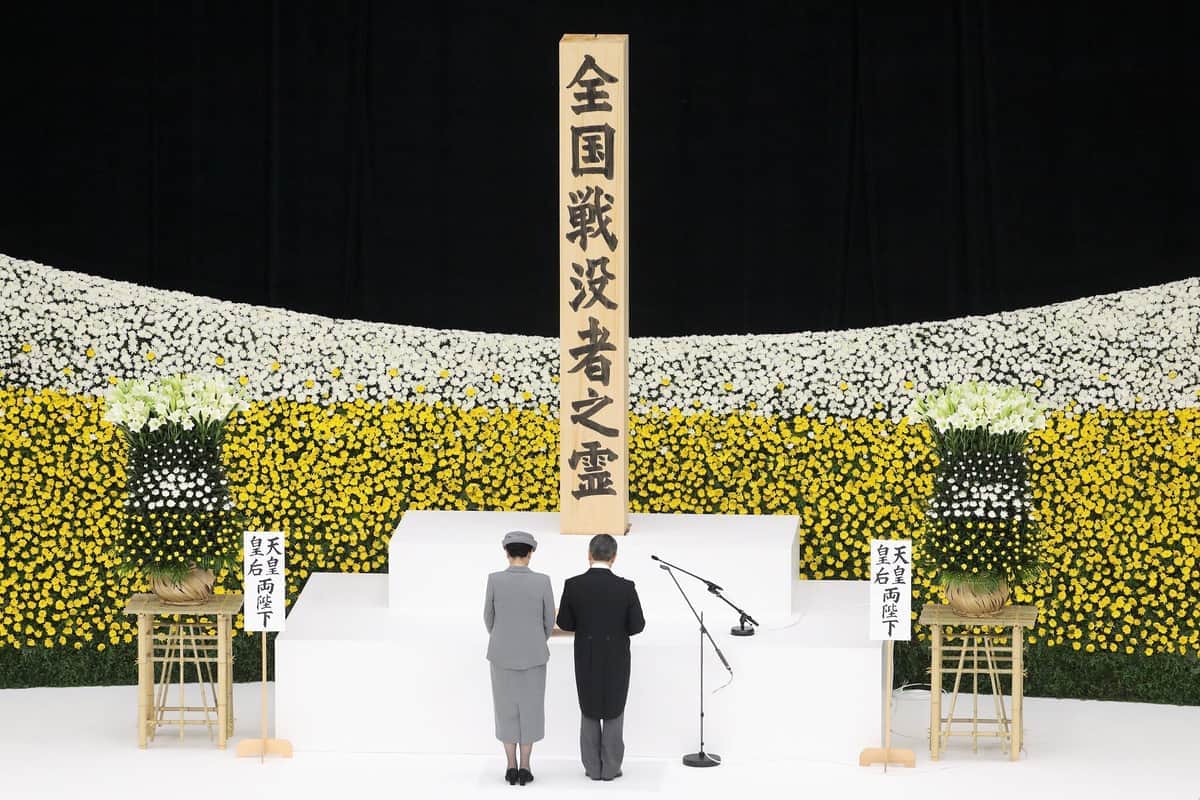 全国戦没者追悼式で「おことば」を述べる天皇陛下（写真右）