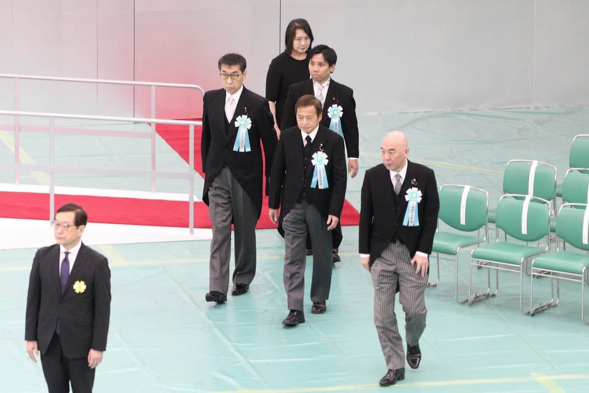 「いのちの党」「チームみらい」からも参列