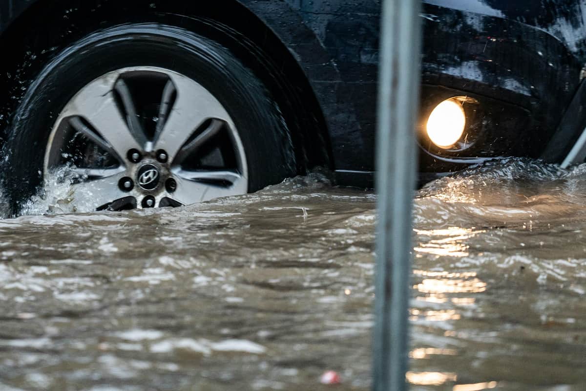 水没した車内からの脱出法は？　「何とかなるという心のバイアスが一番危険」気象予報士・森田正光氏が指摘