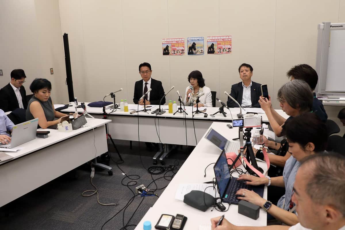 会見には多くの記者が集まった
