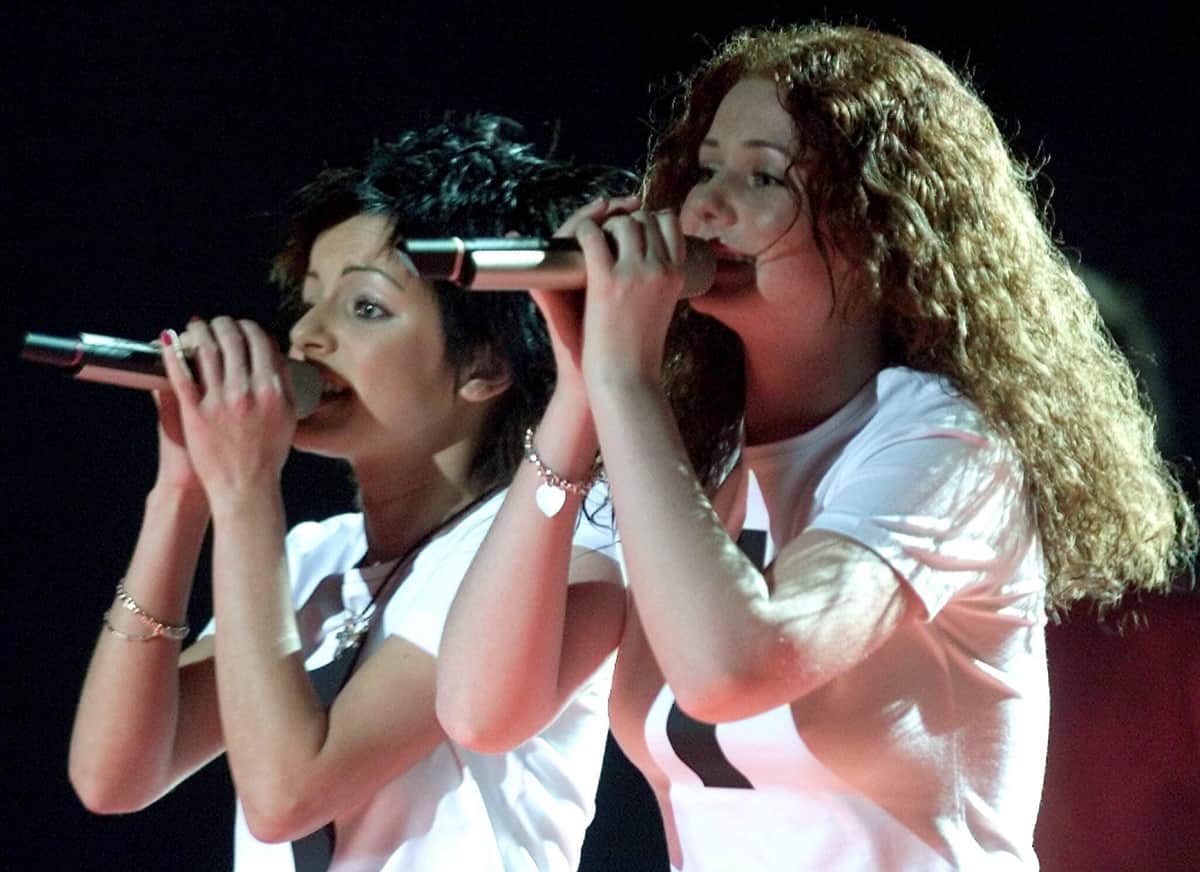 一世を風靡した「t.A.T.u.」ユーリャ、ミニ丈キャミワンピで色気ダダ漏れ　黒髪ショートの頃と雰囲気変わって