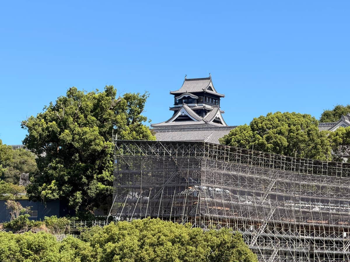 青空の下の熊本城天守閣。8月13日に公開が再開された（熊本市の大西一史市長のXから）