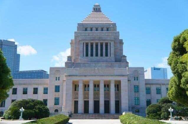地方議会に留まらず国会にもみられるという「異常な慣行」
