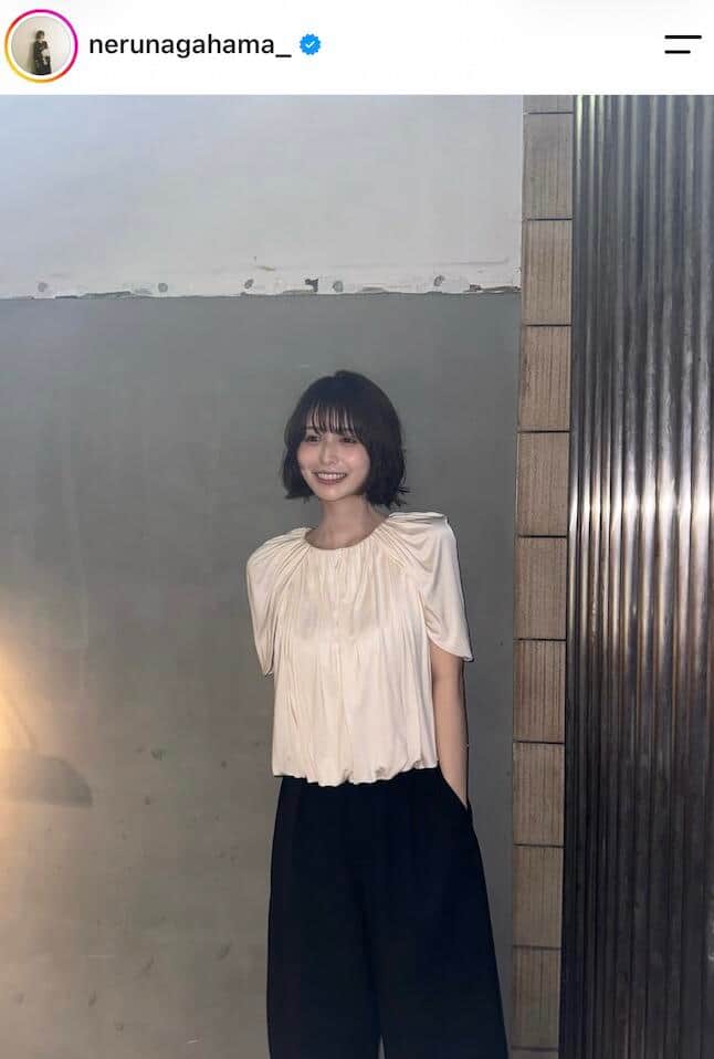 長濱ねる、肩出し黒ノースリでかわいさ限界突破　カメラを見上げて微笑む自撮りアップショット