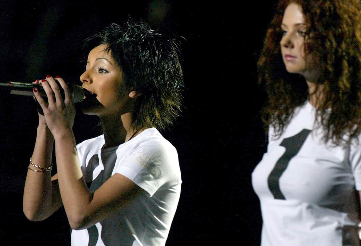 「t.A.T.u.」ユーリャ、超ミニ丈コーデ＆髪をアップにして色気ダダ漏れ　両腕＆おなかにはタトゥーが