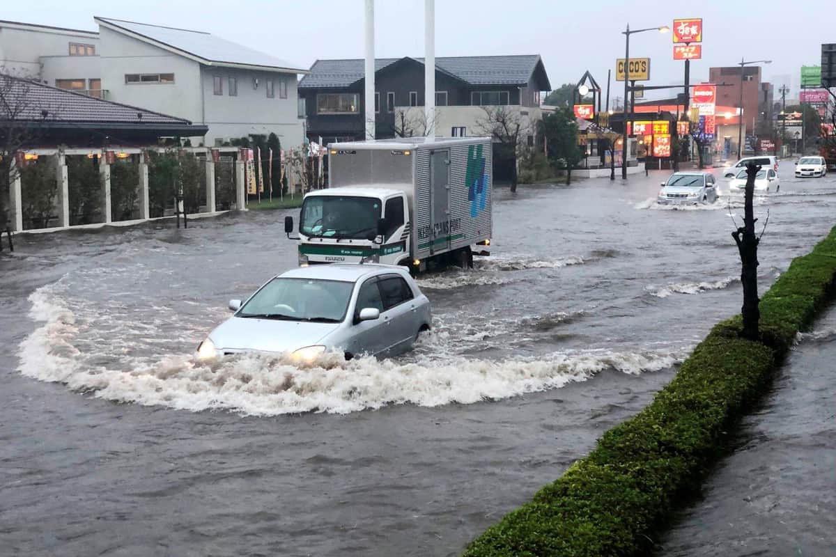千葉県の記録的豪雨で、あちこちの道路が冠水した（写真：AP/アフロ）