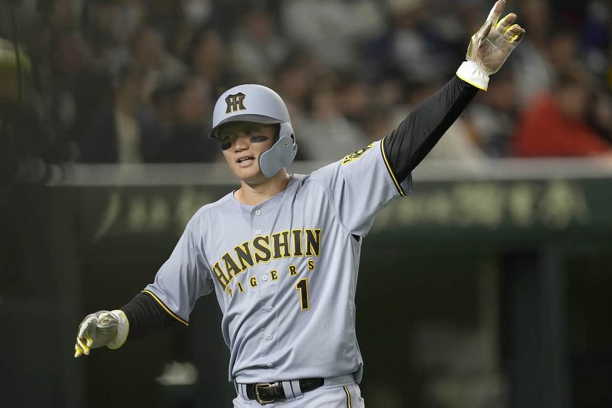 阪神・森下翔太選手（2025年、MLB東京シリーズのプレシーズンゲームで。写真：AP/アフロ）
