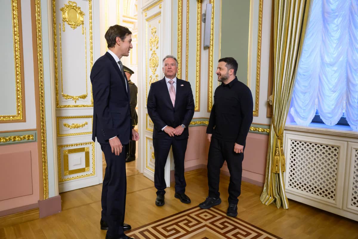 左からクシュナー氏、ウィトコフ特使、ゼレンスキー大統領（ゼレンスキー大統領のX（@ZelenskyyUa）より）
