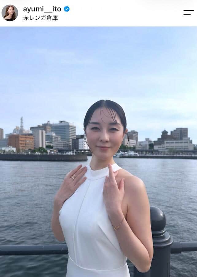 伊藤歩、肩出しドレス姿で色気ダダ漏れ　映画「スワロウテイル」から30年...Charaとエモすぎ2ショに反響